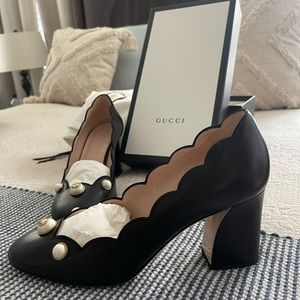 GUCCI GG Pearl black leather scalloped edge round toe chunky heel pump. Size 39